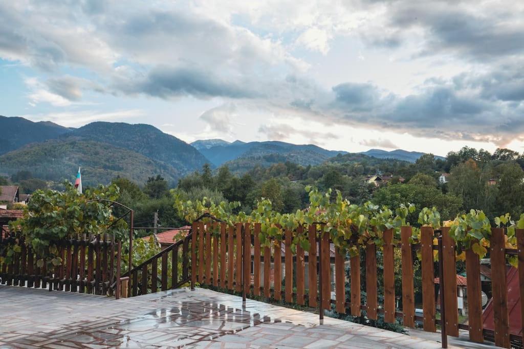 Duvaro Guesthouse Raduil Bagian luar foto