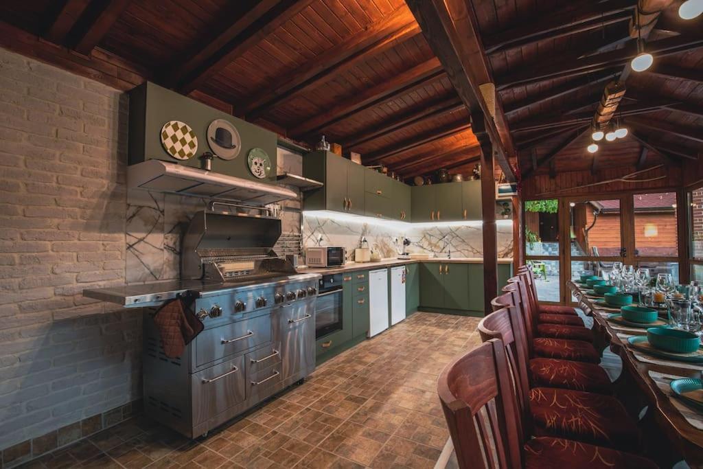 Duvaro Guesthouse Raduil Bagian luar foto