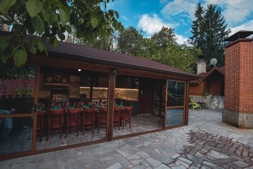 Duvaro Guesthouse Raduil Bagian luar foto