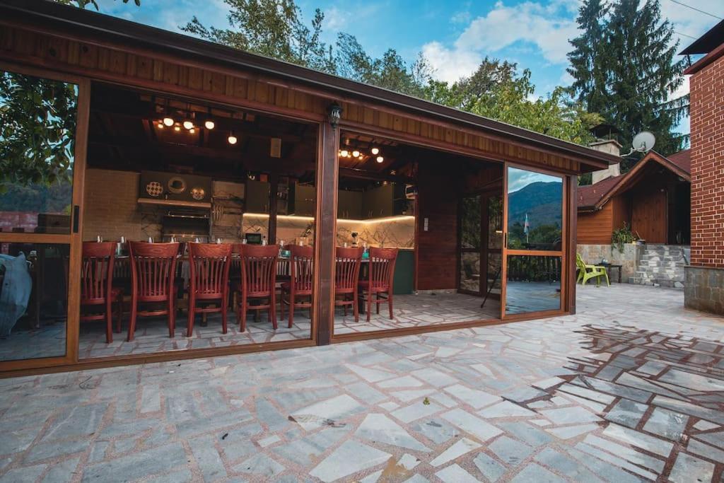 Duvaro Guesthouse Raduil Bagian luar foto